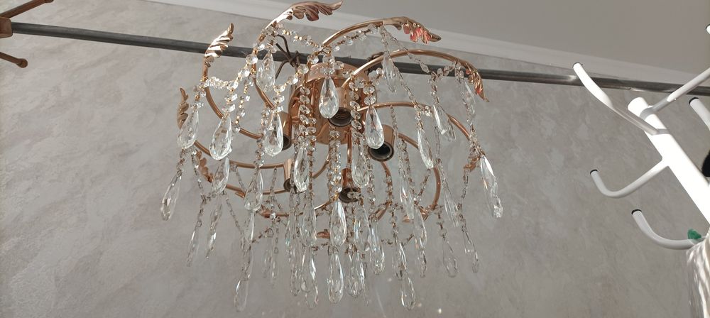 Продам красивую хрустальную  люстру