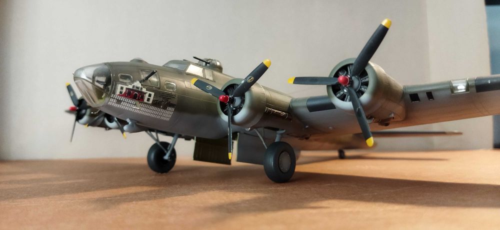 модель самолёта B-17F Flying Fortress 1/72 Academy