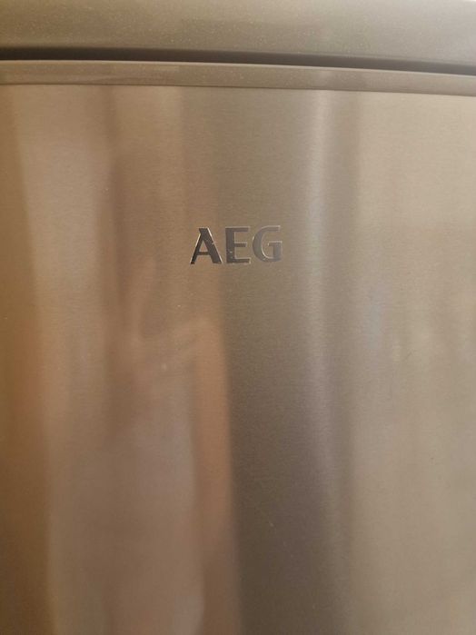 Хладилник с горен фризер AEG