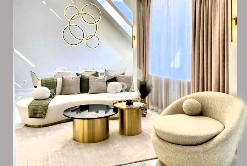 Ексклузивен дизайнерски апартамент с панорамна тераса в широкия център