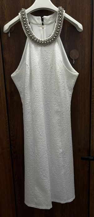 Бяла рокля с камъни