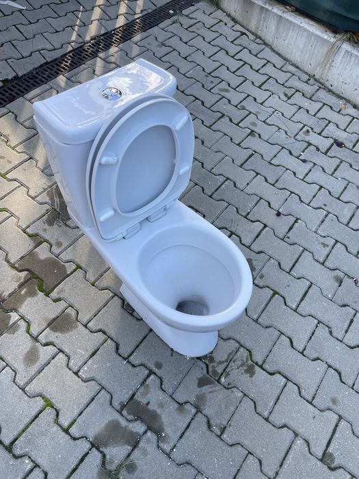 Тоалетни чиния тип моноблок Видима