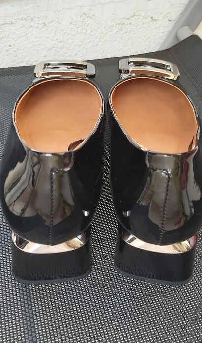 Дамски черни лачени обувки с катарама и нисък ток