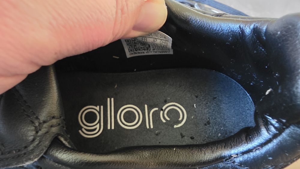 Футболни обувки Adidas - стоножки, естествената кожа