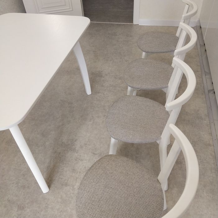 Продам стол со стульями (4 шт.)