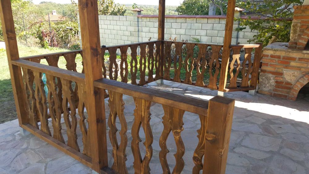 Изработвам дървени парапети, огради, порти, облицовки, декорация