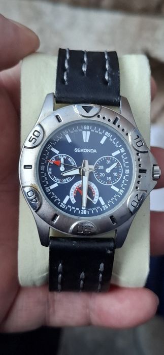 SECONDA ceas de mînă bărbătesc cu baterie și curea din piele.