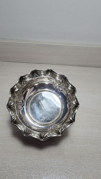 Красивая конфетница сахарница из серебра.