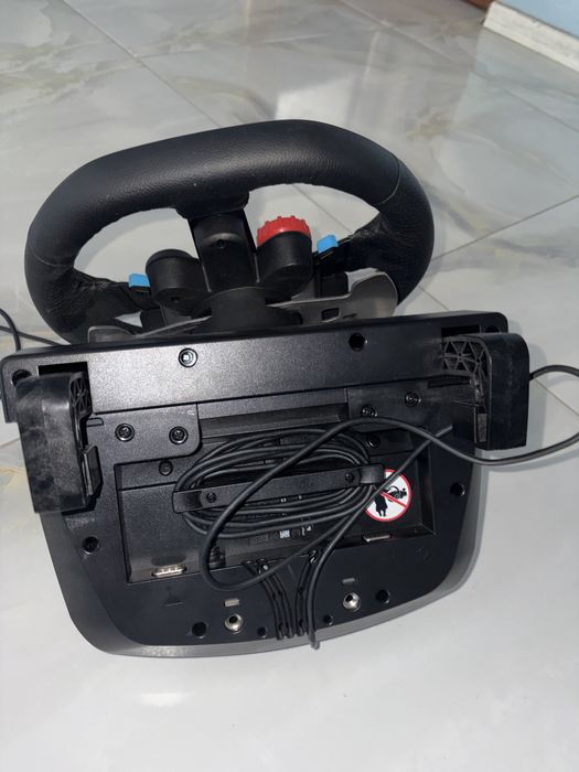 Това е състезателен волан комплект Logitech G29 Driving Force.