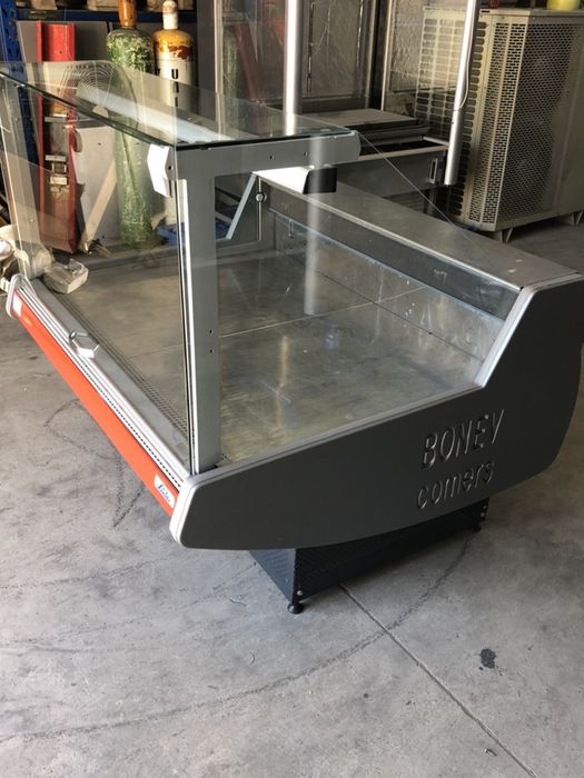 Хладилна витрина щандова