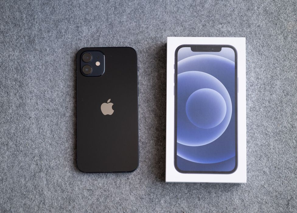 Телефон iPhone 12 / 64GB