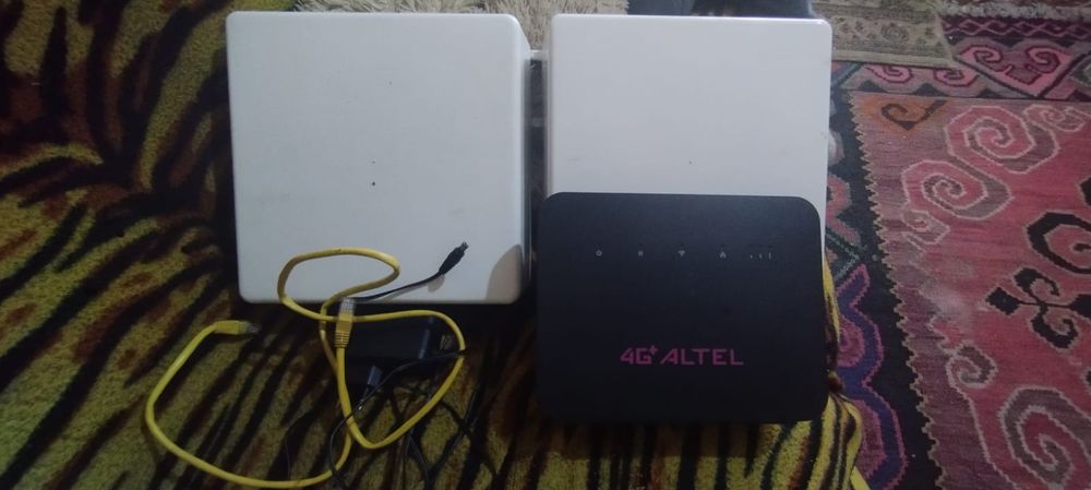 Роутер и усилитель интернета с проводами