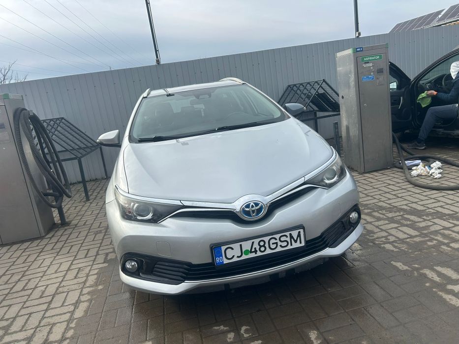 Inchiriez Toyota Auris pentru Ride Sharing