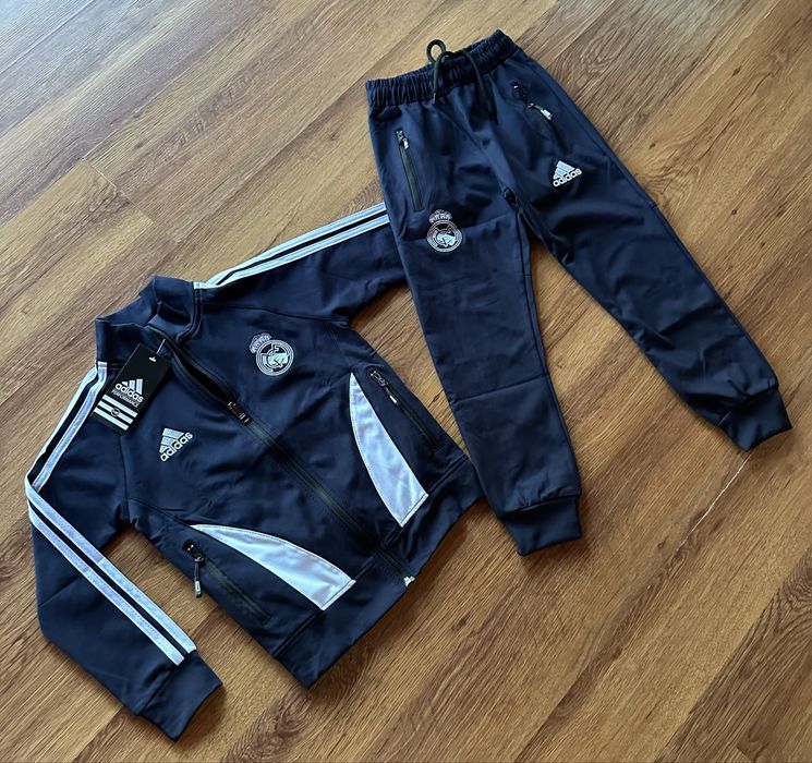 Детски,полиамиден екип Adidas в тъмно синьо с бродирано лого и ципове на джобовете