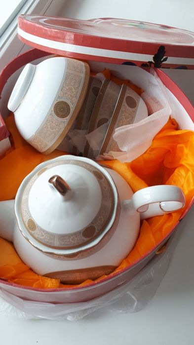 Продам фарфоровые чайный сервиз