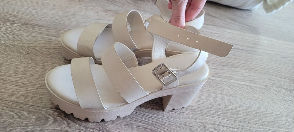 Сандали Catwalk бежави