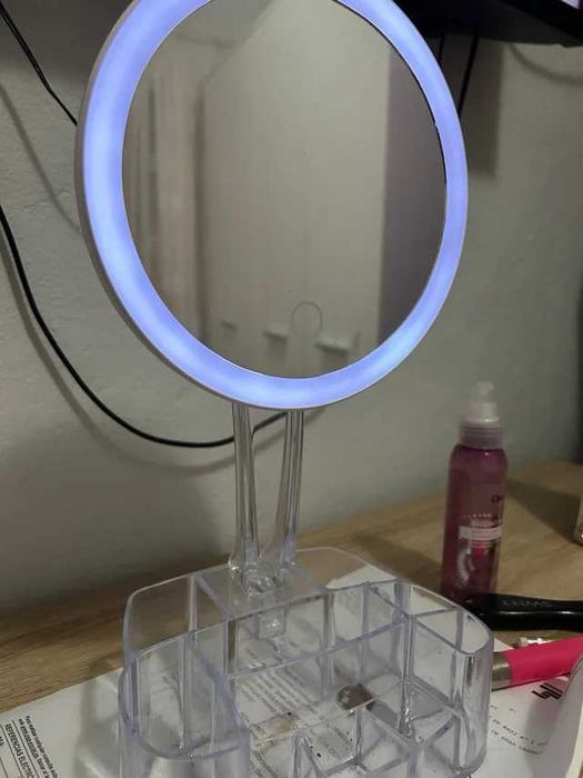 Практичен Органайзер за гримове + LED огледало за гримиране