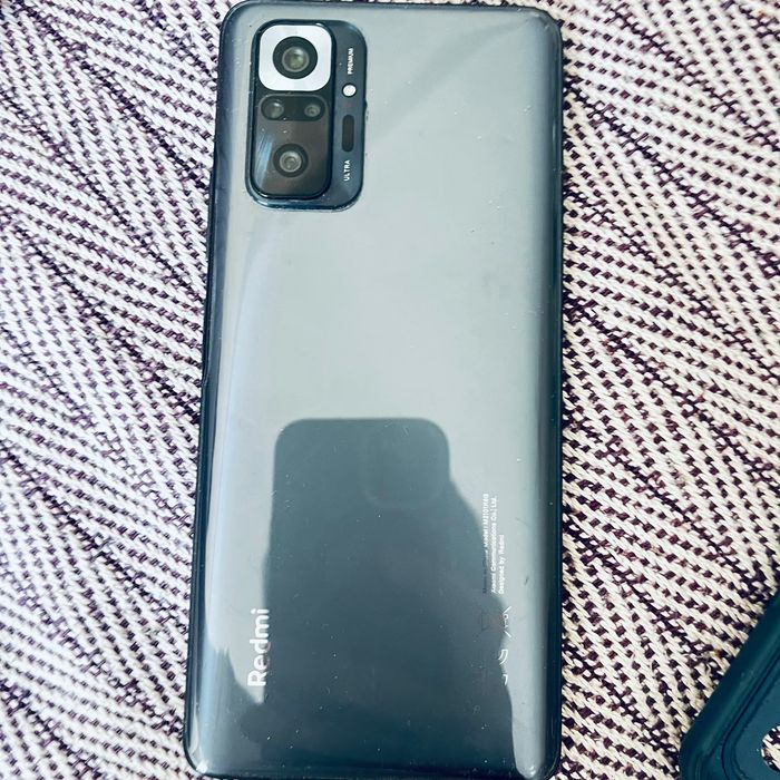 Обмениваются два телефона redmi note 10 Pro айфон 4s