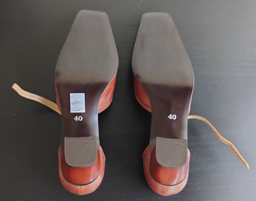 vand pantofi piele naturala interior + exterior  numarul 39,5 - 40 cu toc 5 cm, eleganti, NOI