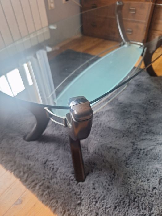 Стъклена холна маса