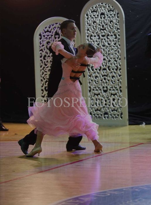 vand rochita dans sportiv standard