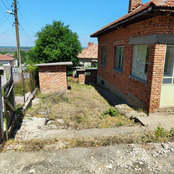 КЪЩА 122 КВ./м. С ДВОР 1200 КВ./м.