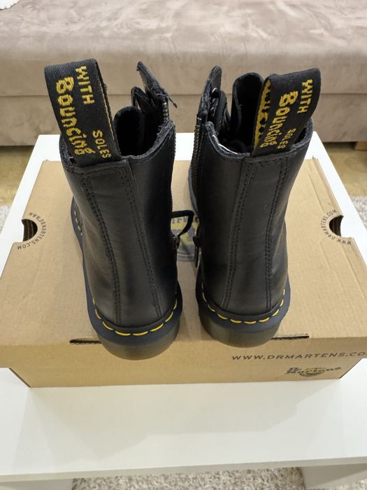 Чисто нови боти Dr. Martens