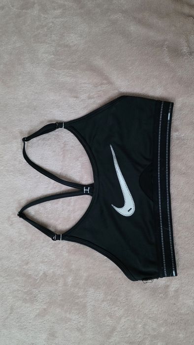 Спортни бюстиета и потници Nike