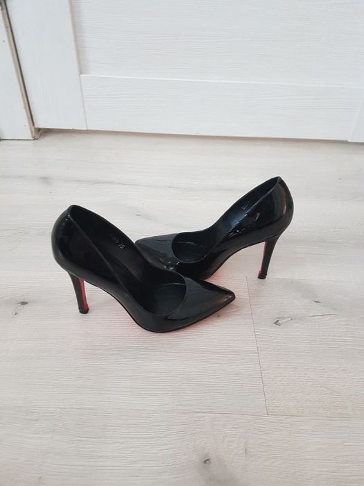 Лаковые черные туфли