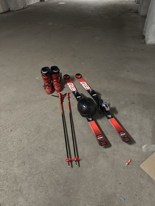 Ски , ски обувки , щеки , каски