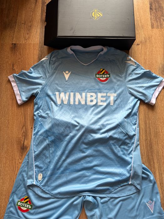 Светло син футболен екип на Ботев