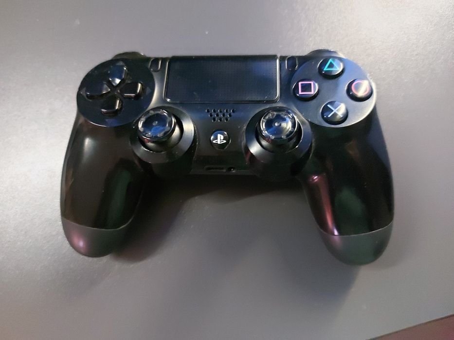 Manetă ps4,culoare neagra folosita la consola  pentru joc la tv pentru copii și pentru adulti.Maneta nu are cauciucurile de la giuistixuri spor și baf