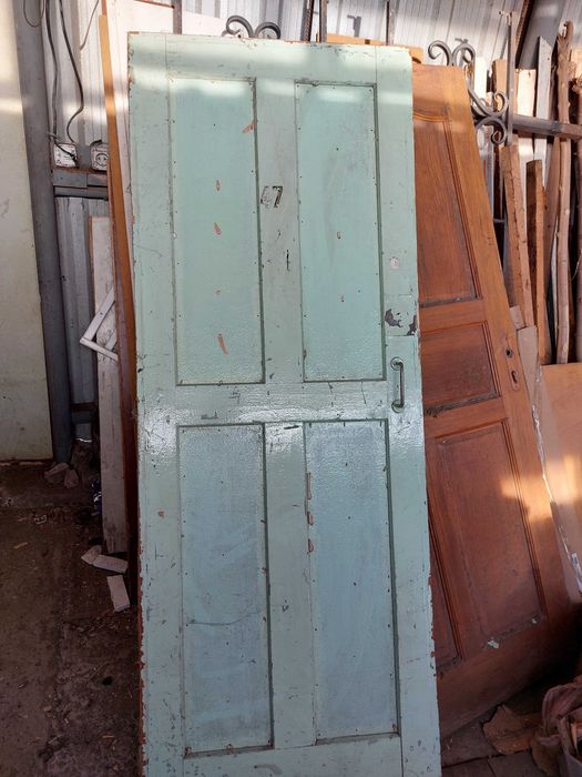 двери деревянные