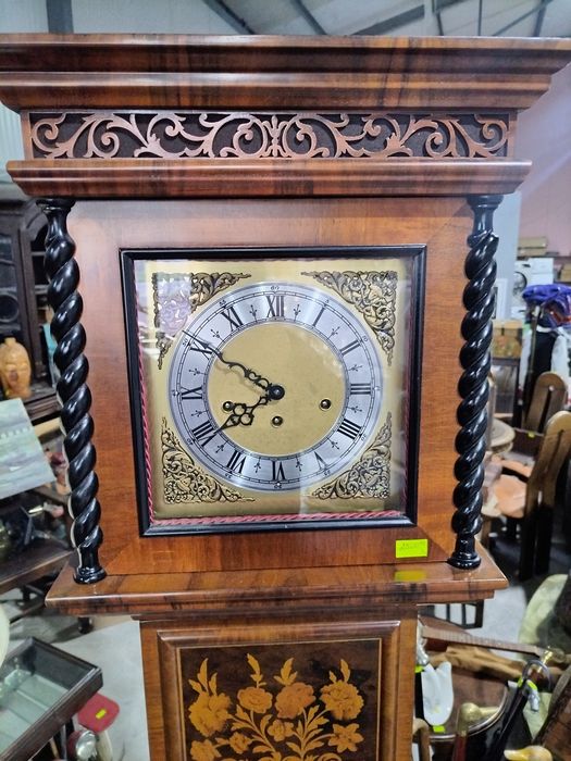 Голям паркетен часовник с тежести и махало