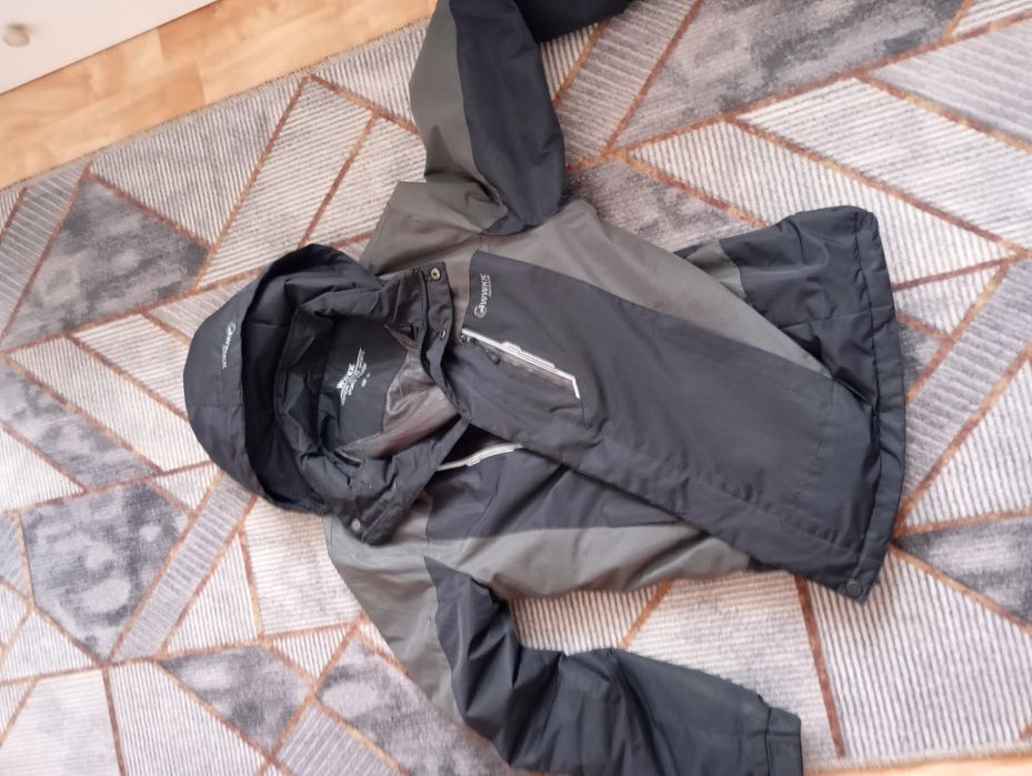 Куртка демисезонная продается 7 тысяч