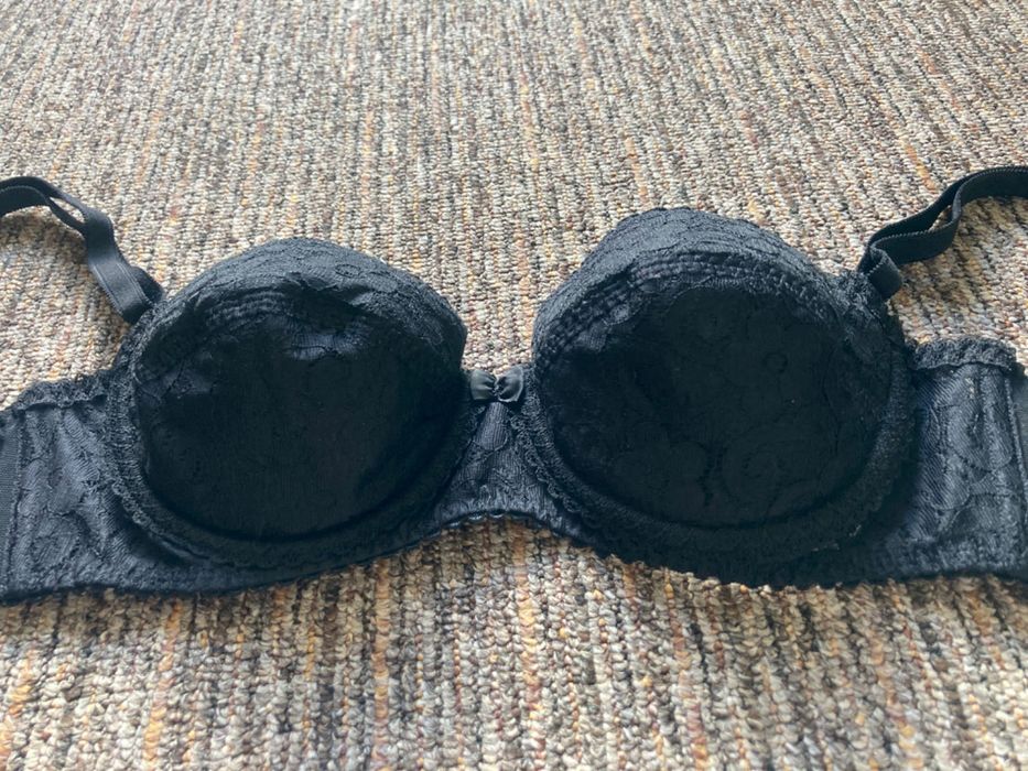 Sutien de dantelă căptușit și cu armătură Triumph, marimea 75B