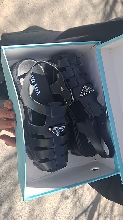 Продается сандали prada