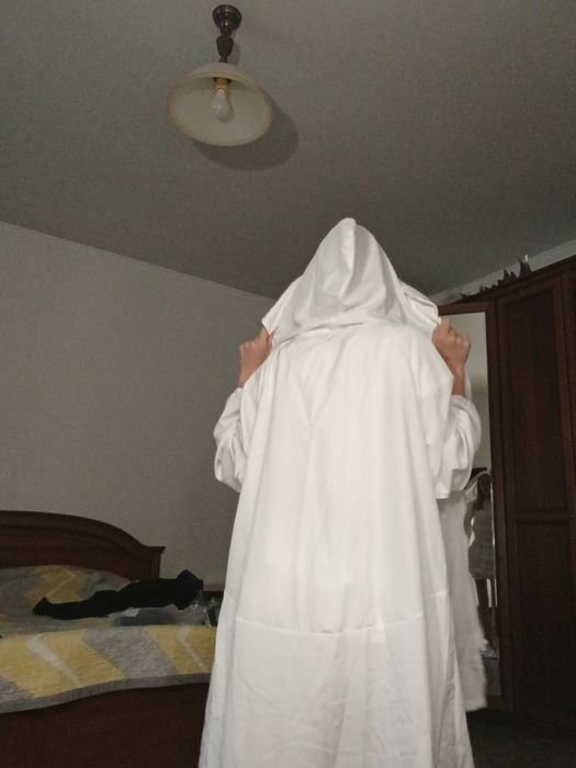 Плащ белый и черный