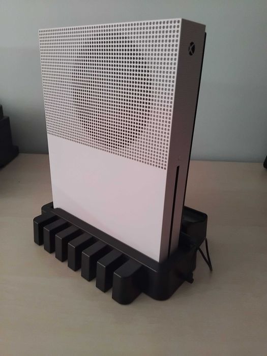 Xbox one S в комплект с 5 игри