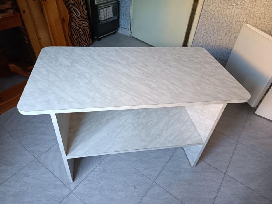 Холна маса със шарки