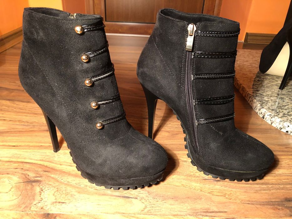 Елегантни велурени боти с висок ток