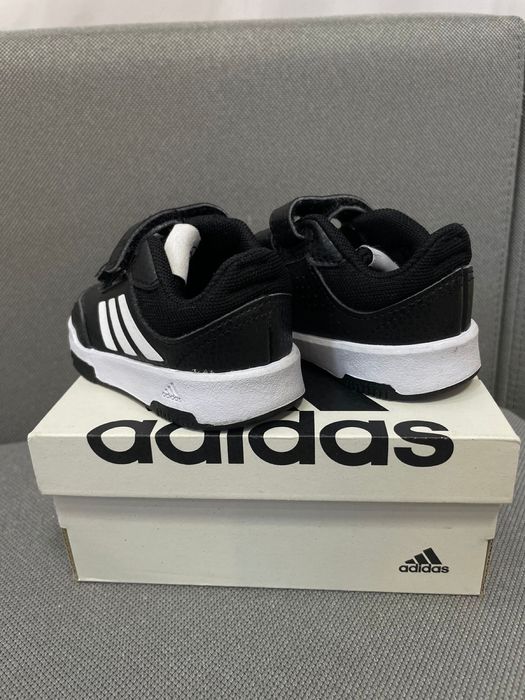 Детская обувь от Адидас 10000