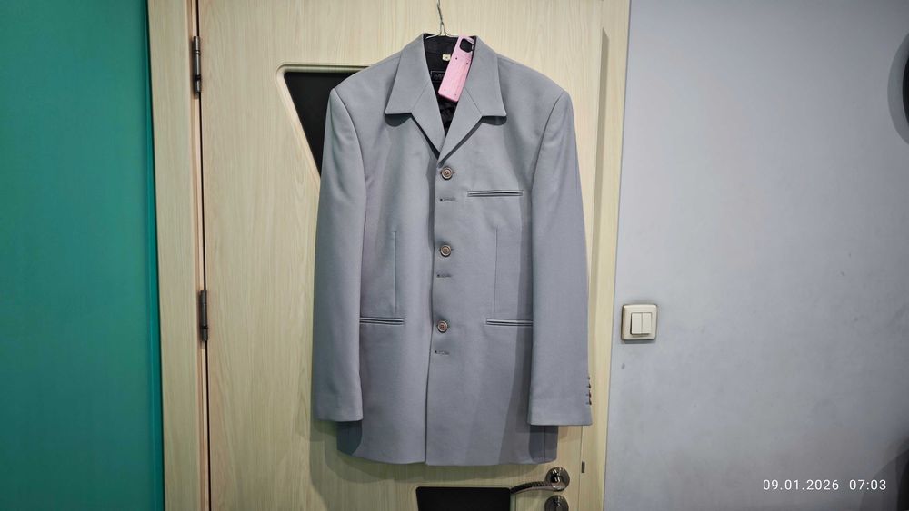 Подарявам мъжки костюм