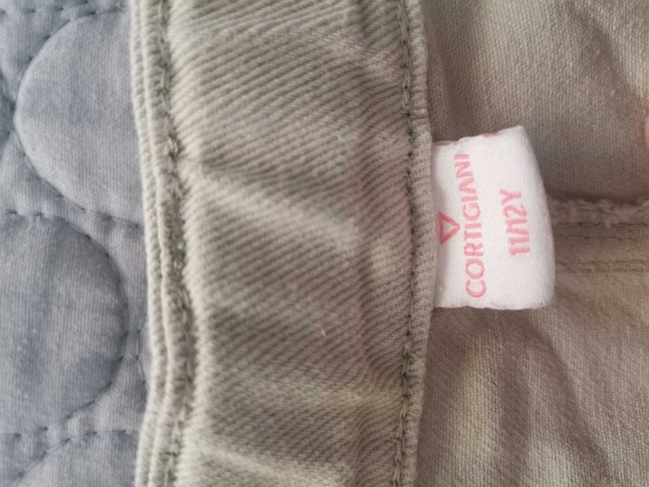 Pantaloni largi pe picior, cu buzunare