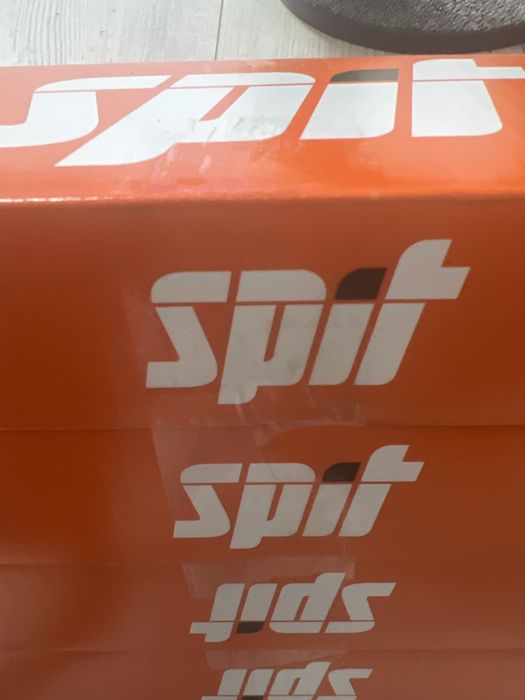 Suruburi pe banda spit