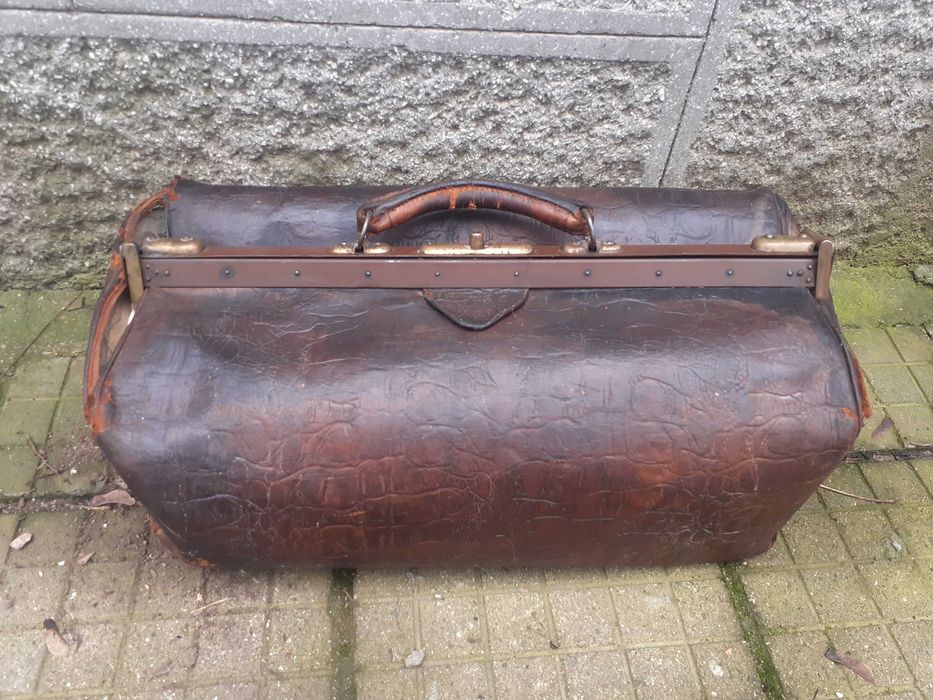 Стара лекарска чанта от дебела естествена кожа с бронзови