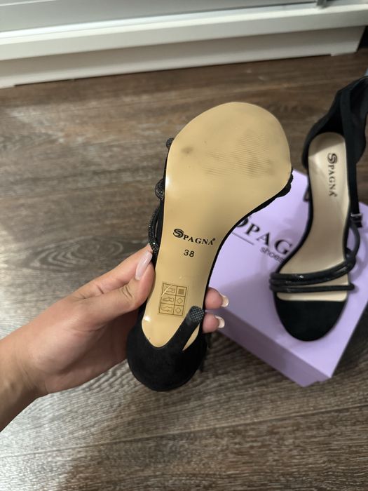 Босоножки на шпильке