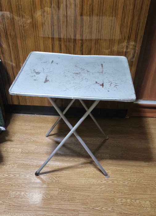 Продаётся складной  металлический столик.