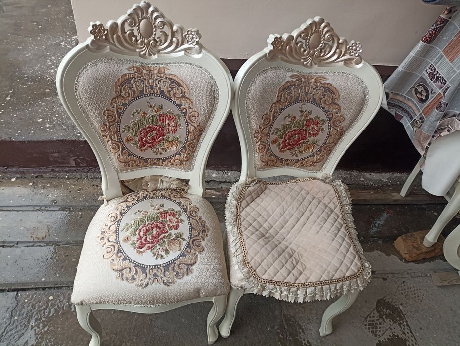 Yumshoq stullar sotiladi.