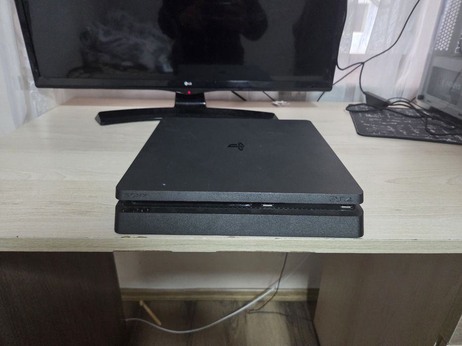 PS 4 slim cu controler ul custom + 4 jocuri